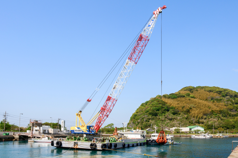 第十しんよし：海上55t吊全旋回式起重機台船